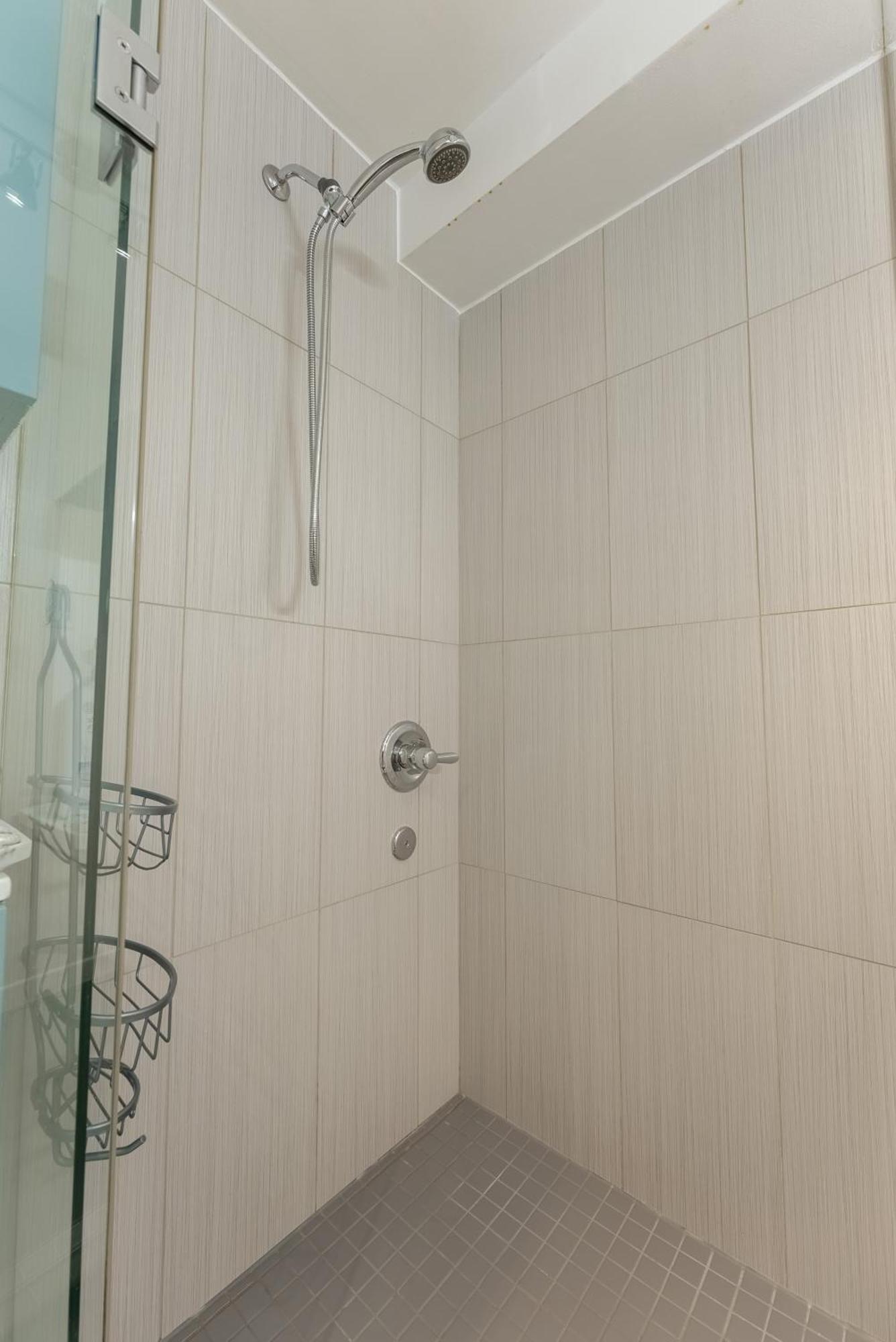 Comfortable Spacious House With Parking Броссар Экстерьер фото